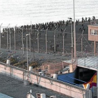 La policía marroquí impide el acceso de inmigrantes a la playa junto a la valla de Ceuta, en una imagen de archivo,-EFE
