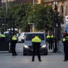 Agentes de los Mossos controlan los accesos al Parlament de Cataluña.-QUIQUE GARCIA (EFE)