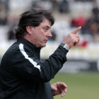 Alejandro Menéndez en el banquillo de El Plantío durante el partido ante el  Mirandés.-SANTI OTERO