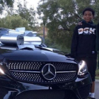 El boxeador Floyd Mayweather posa con su hijo junto al nuevo coche.-INSTAGRAM