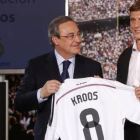 Toni Kroos junto a Florentino Pérez el día de la presentación del jugador alemán en julio del 2014.-JUAN MANUEL PRATS