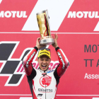 Takaaki Nakagami levanta la copa de campeón de Moto2, en el circuito de Assen.-AP