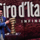 Tom Dumoulin , el 29 de noviembre, con el trofeo del Giro, el que consiguió la primavera pasada como último vencedor de la carrera.-DANIEL DAL ZENNARO (EFE)