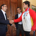El piragüista Diego Cosgaya, medalla de plata en el Mundial 2015 celebrado en Italia, junto a alcalde de Palencia, Alfonso Polanco (I) y al concejal de Deportes, Facundo Pelayo (C)-Ical