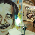 Una pareja pasa frente a una ilustración de Gabriel García Márquez en la Feria Internacional del Libro de Bogotá.-Foto:   EFE / MAURICIO DUEÑAS