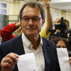 El expresidente de la Generalitat Artur Mas, votando el pasado 1 de octubre.-PERIODICO (EFE / ALBERTO ESTÉVEZ)