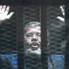 El expresidente Mohamed Mursi escuchó la sentencia dentro de una jaula en un tribunal de El Cairo, ayer.-EFE