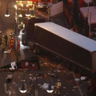 Expertos forenses examinan los destrozos tras la irrupción del camión contra el mercadillo navideño de Berlín, el 20 de diciembre del 2016.-AFP / ODD ANDERSEN