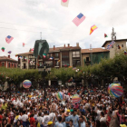 Los peñistas briviescanos recibían con entusiasmo la llegada de sus colores de fiesta.-G. G.