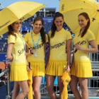 Cuatro azafatas con el vestuario de verano en el Godó.-