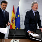 El ministro de Justicia, Rafael Catalá, y el ministro portavoz, Íñigo Méndez de Vigo, antes de iniciar la rueda de prensa posterior al Consejo de Ministros.-JUAN MANUEL PRATS