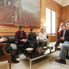 Representantes de Treviño con portavoces del PP provincial el pasado mes de abril en la Diputación.-RAÚL G. OCHOA