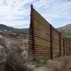 Sección de una barrera fronteriza en la frontera entre México y EEUU, en Tecate (California), el 14 de febrero del 2017.-AFP / JIM WATSON