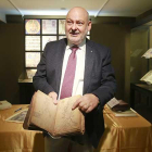 Juan José García en el interior del Museo del Libro y Museo del Cid.-RAÚL G. OCHOA