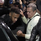 Desde su llegada a Brasil, Neymar también rindió testimonio ante la justicia en Río de Janeiro por un supuesto delito cibernético.-AP
