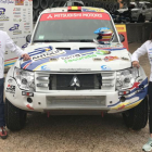 Gutiérrez (derecha) posa con su copiloto, GabiMoiset, y con el Mitsubishi Montero que competirá en el Dakar.-ARC RACING