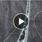 El puente de cristal más largo del mundo, de 488 metros de longitud y suspendido a 218 metros sobre un valle, se inauguró este fin de semana en la provincia septentrional china de Hebei.-/ VÍDEO : EFE