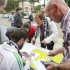 Miembros de Unión Burgalesista, durante la recogida de firmas del pasado domingo.-RAÚL OCHOA