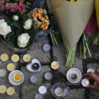 Velas por un joven de 18 años apuñalado el miércoles.-/ AFP / DANIEL LEAL-OLIVAS
