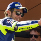 Valentino Rossi saluda desde el podio de Alcañiz.-EFE / JAVIER CEBOLLADA