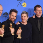 Martin McDonagh, Sam Rockwell, Frances McDormand, Graham Broadbent y Peter Czernin posan con los Globos de Oro obtenidos por Tres anuncios en las afueras.-AFP