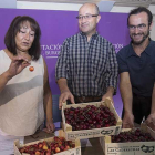 María Elena Compadre, Eduardo Hernando y Justo García presentaron ayer la Feria de la Cereza.-RAÚL G. OCHOA