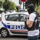 Un agente de las fuerzas del orden francesas vigila la zona de Val Notre Dame durante una operación antiterrorista en el barrio parisino de Argenteuil-CHRISTOPHE PETIT TESSON