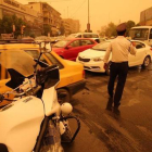 Un policía iraquí organiza el tráfico en Bagdad en medio de una tormenta de arena.-AFP / HAIDAR MOHAMED