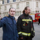 El equipo de bomberos calibra el viento de la zona instantes previos a la cancelación del acto.-RAÚL G. OCHOA