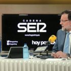 La periodista Pepa Bueno entrevista al presidente del Gobierno  Mariano Rajoy en 'Hoy por hoy', el programa má oído de la radio en España.-BALLESTEROS