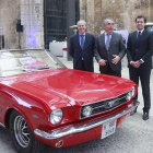 Fernando  Andrés, presidente de Autocid Ford, posa junto a los directivos José María Bañares y Jaime Prado en la inauguración de la muestra.-RAÚL G. OCHOA