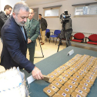 El subdelegado del Gobierno, junto a la droga incautada.-ISRAEL L. MURILLO