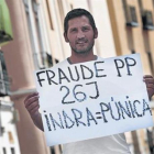Lagarder Danciu, posando con una pancarta.-AGUSTÍN CATALÁN