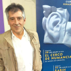 José María Sáez junto al cartel de la última edición del certamen.-ECB