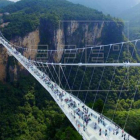 El puente de cristal en el Parque Forestal de Tianmenshan.-EFE