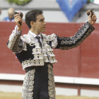 El diestro, con dos de los tres trofeos que consiguió ayer.-SANTI OTERO