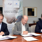 José María Pérez ‘Peridis’, Rafael Barbero y José Manuel Bilbao renuevan su convenio de colaboración para impulsar tres nuevas lanzaderas.-ICAL