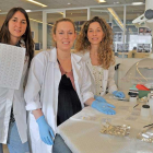 Marina Martínez de Pinillos, Celia García y Ana Pantoja en el laboratorio del Cenieh.-ECB