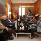 Un puñado de académicos presentaron el boletín al presidente de la Diputación en su despacho.-Israel L. Murillo
