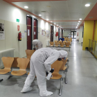 La UME limpiando las salas de espera del centro de salud Miranda Este. ECB