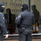 Agentes de la policía alemana, en una imagen de archivo.-EL PERIÓDICO (REUTERS / KAI PFAFFENBACH)