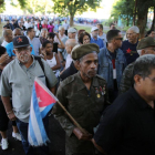 Decenas de cubanos hacen cola para despedir a Fidel Castro.-CARLOS BARRIA / REUTERS