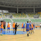 Andreu Casadevall corrige a sus jugadores durante el entrenamiento realizado ayer en el Coliseum.-ISRAEL L. MURILLO