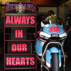 La moto de Luis Salom, en el box de su equipo, junto a la inscripción 'Siempre en nuestros corazones'.-AFP / JOSEP LAGO