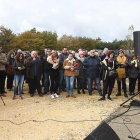 El secretario general del PSOE de Castilla y León, Luis Tudanca (derecha), durante el acto de homenaje a las víctimas del franquismo en el monte de la Pedraja.-ICAL