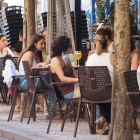 Gente sin mascarilla en las terrazas antes de la prohibición de fumar en espacios públicos. - PHOTOGENIC/MIGUEL ÁNGEL SANTOS