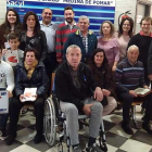 La familia, formada por una veintena de miembros, posa orgullosa durante la última extracción colectiva a la que se sometieron recientemente en su Medina natal.-HDS BURGOS