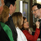 Mariano Rajoy saluda a miembros del Gobierno, este mediodía, en Madrid.-Foto: JUAN MANUEL PRATS