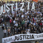 Miles de personas se han manifestado esta tarde en Pamplona pidiendo justicia para los ocho jóvenes de Alsasua, procesados por agredir a dos guardias civiles y sus parejas en un bar de madrugada en octubre de 2016.-EFE / VILLAR LOPEZ