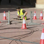 Imagen de un trabajador en la Plaza Mayor.-RAÚL G. OCHOA